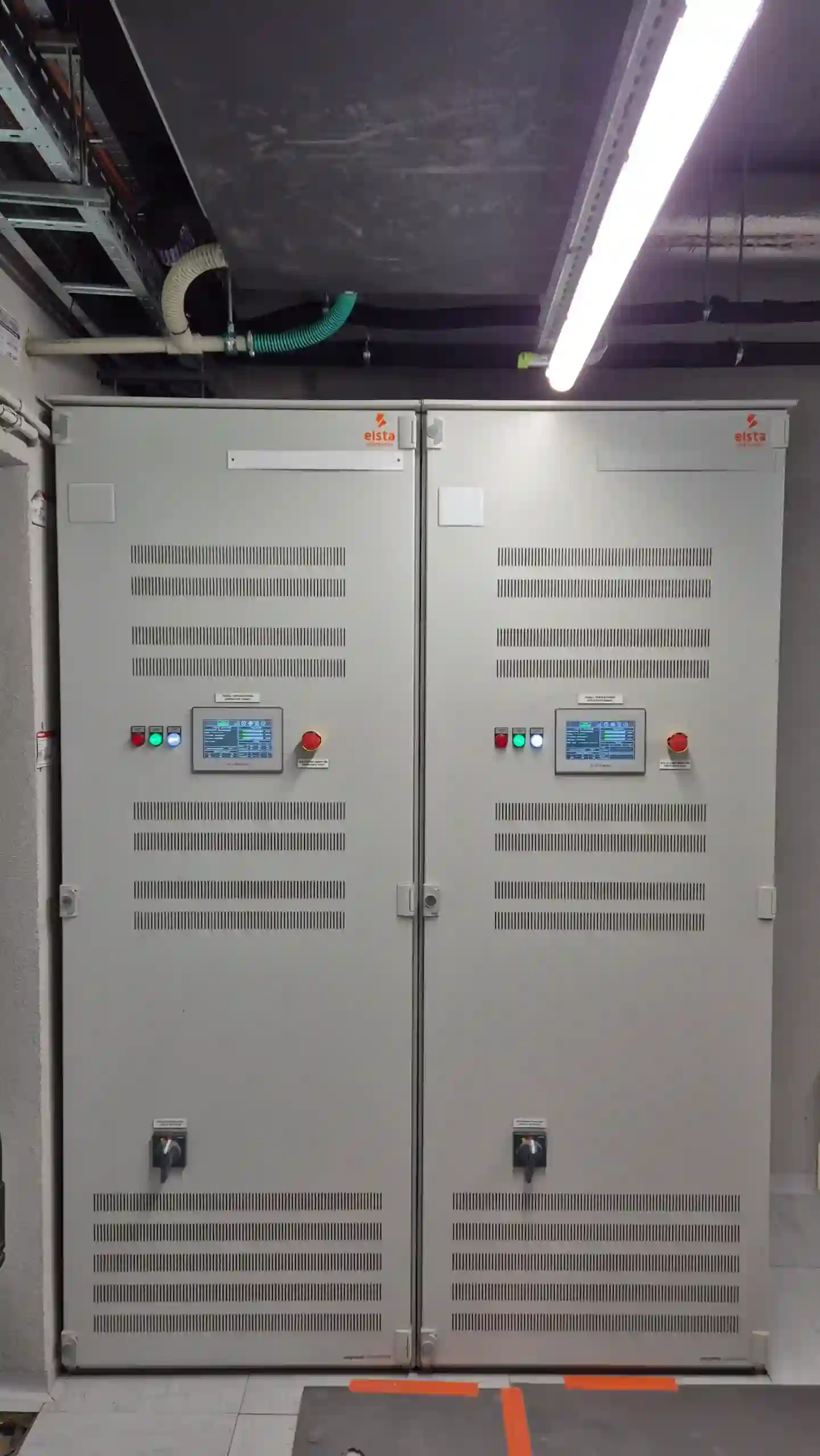 Dwa filtry APF-300/400 obok siebie